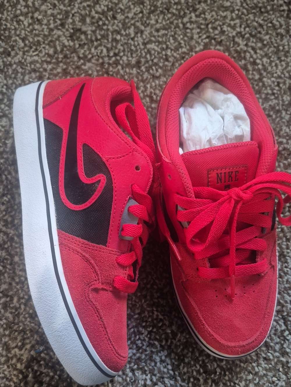 Nike Kids Red and Black Low-Top Sneakers. New.